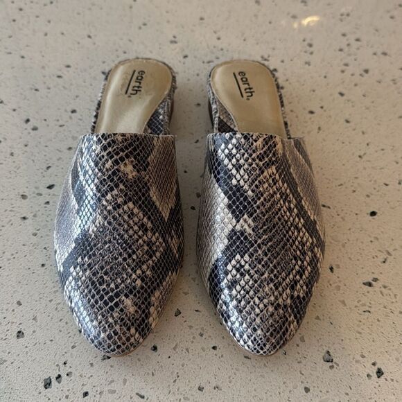 EARTH Uptown UMA Cream Gray Snake Print Leather Mules Flats Slides Size 7.5M EUC - Picture 2 of 12